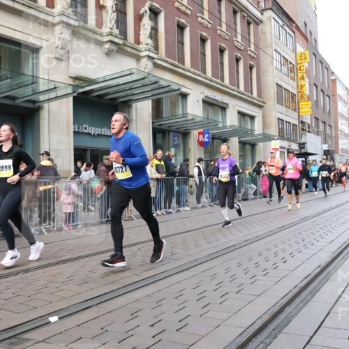 05.10.2025 - 20. swb-Marathon Bremen Strokosch-Dieckow http://msf.ph/oto/9247259 05.10.2025 10:51:58 Ziel 9172, 9196, 9226, 9584, 9852, 9939, 9955, 9987, 10038, 10240, 10241, 10327, 10438, 10507, 10608, 10668, 10719, 10727, 10900, 10927, 10942, 10977, 11128, 11458, 11491, 11528, 11641, 11665, 9172, 9196, 9226, 9584, 9852, 9939, 9955, 9987, 10038, 10240, 10241, 10327, 10438, 10507, 10608, 10668, 10719, 10727, 10900, 10927, 10942, 10977, 11128, 11458, 11491, 11528, 11641, 11665 meine-sportfotos.de