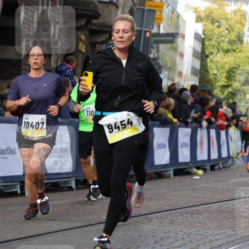 05.10.2025 - 20. swb-Marathon Bremen Strokosch-Dieckow http://msf.ph/oto/9247271 05.10.2025 10:59:17 Ziel 9183, 9454, 9508, 9635, 10200, 10274, 10407, 11006, 11007, 11207, 11400 meine-sportfotos.de
