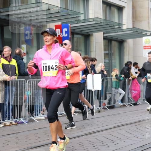 05.10.2025 - 20. swb-Marathon Bremen Strokosch-Dieckow http://msf.ph/oto/9247296 05.10.2025 10:51:59 Ziel 9172, 9196, 9226, 9584, 9852, 9955, 9987, 10038, 10240, 10241, 10327, 10438, 10507, 10608, 10668, 10719, 10727, 10900, 10927, 10942, 11128, 11387, 11458, 11491, 11528, 11641, 11665, 9172, 9196, 9226, 9584, 9852, 9955, 9987, 10038, 10240, 10241, 10327, 10438, 10507, 10608, 10668, 10719, 10727, 10900, 10927, 10942, 11128, 11387, 11458, 11491, 11528, 11641, 11665 meine-sportfotos.de