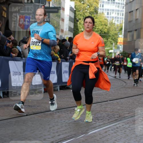 05.10.2025 - 20. swb-Marathon Bremen Strokosch-Dieckow http://msf.ph/oto/9247318 05.10.2025 10:59:18 Ziel 9183, 9454, 9635, 10200, 10274, 10407, 11006, 11007, 11207, 11400 meine-sportfotos.de