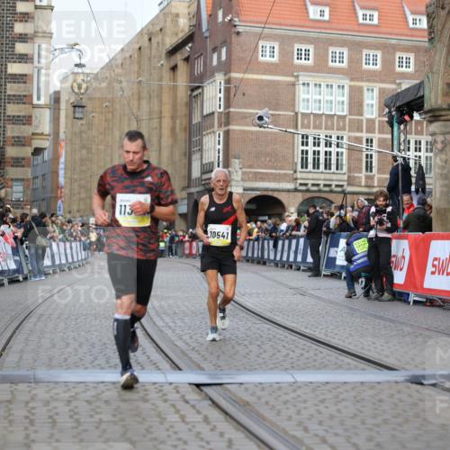 05.10.2025 - 20. swb-Marathon Bremen Yannick Fuchs http://msf.ph/oto/9247413 05.10.2025 10:43:22 Ziel 10474, 10541, 10979, 11304 meine-sportfotos.de