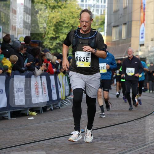 05.10.2025 - 20. swb-Marathon Bremen Strokosch-Dieckow http://msf.ph/oto/9247426 05.10.2025 10:59:22 Ziel 9183, 9635, 10391, 10407, 11006, 11007, 11728 meine-sportfotos.de