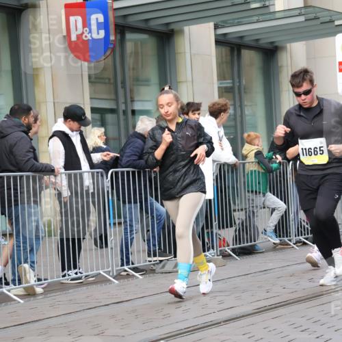 05.10.2025 - 20. swb-Marathon Bremen Strokosch-Dieckow http://msf.ph/oto/9247471 05.10.2025 10:52:06 Ziel 8888, 9172, 9439, 9584, 9903, 9955, 9987, 10038, 10241, 10327, 10388, 10507, 10548, 10608, 10719, 10900, 10927, 10942, 11128, 11283, 11387, 11413, 11458, 11491, 11528, 11665, 8888, 9172, 9439, 9584, 9903, 9955, 9987, 10038, 10241, 10327, 10388, 10507, 10548, 10608, 10719, 10900, 10927, 10942, 11128, 11283, 11387, 11413, 11458, 11491, 11528, 11665 meine-sportfotos.de