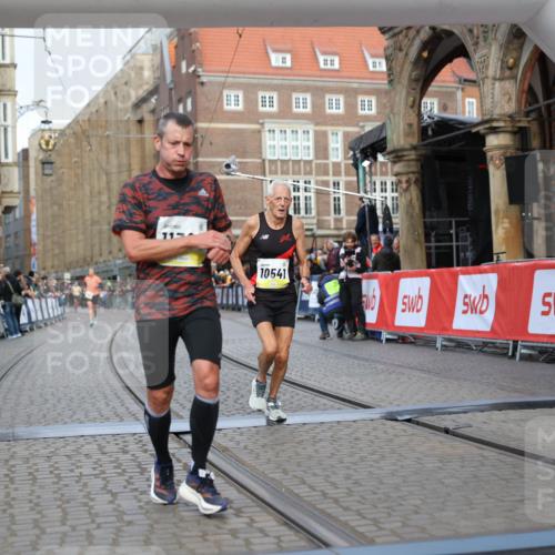 05.10.2025 - 20. swb-Marathon Bremen Yannick Fuchs http://msf.ph/oto/9247473 05.10.2025 10:43:23 Ziel 10474, 10541, 10979, 11304 meine-sportfotos.de