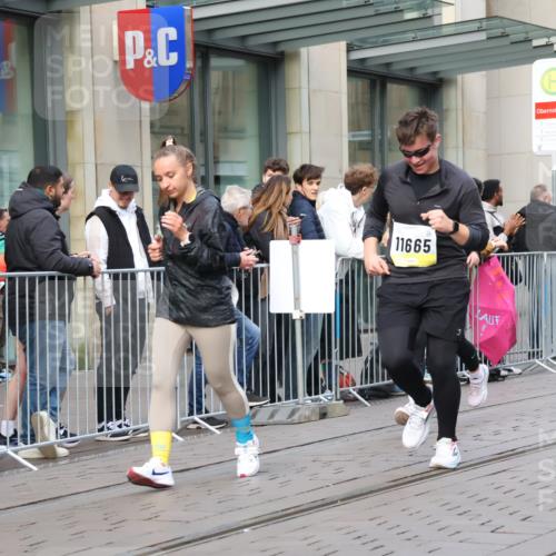05.10.2025 - 20. swb-Marathon Bremen Strokosch-Dieckow http://msf.ph/oto/9247486 05.10.2025 10:52:06 Ziel 8888, 9172, 9439, 9584, 9903, 9955, 9987, 10038, 10241, 10327, 10388, 10507, 10548, 10608, 10719, 10900, 10927, 10942, 11128, 11283, 11387, 11413, 11458, 11491, 11528, 11665, 8888, 9172, 9439, 9584, 9903, 9955, 9987, 10038, 10241, 10327, 10388, 10507, 10548, 10608, 10719, 10900, 10927, 10942, 11128, 11283, 11387, 11413, 11458, 11491, 11528, 11665 meine-sportfotos.de