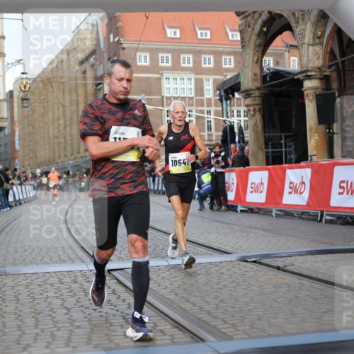 05.10.2025 - 20. swb-Marathon Bremen Yannick Fuchs http://msf.ph/oto/9247499 05.10.2025 10:43:23 Ziel 10474, 10541, 10979, 11304 meine-sportfotos.de