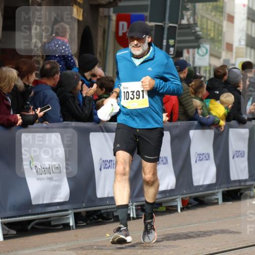 05.10.2025 - 20. swb-Marathon Bremen Strokosch-Dieckow http://msf.ph/oto/9247507 05.10.2025 10:59:26 Ziel 9635, 9737, 10391, 10809, 11251, 11657, 11728 meine-sportfotos.de