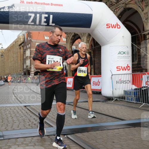 05.10.2025 - 20. swb-Marathon Bremen Yannick Fuchs http://msf.ph/oto/9247519 05.10.2025 10:43:24 Ziel 10474, 10541, 10979, 11304 meine-sportfotos.de