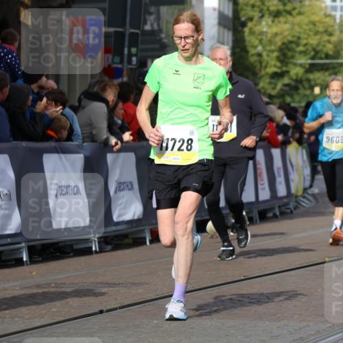 05.10.2025 - 20. swb-Marathon Bremen Strokosch-Dieckow http://msf.ph/oto/9247529 05.10.2025 10:59:27 Ziel 9609, 9737, 10391, 10809, 11251, 11657, 11728 meine-sportfotos.de