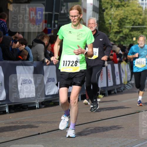 05.10.2025 - 20. swb-Marathon Bremen Strokosch-Dieckow http://msf.ph/oto/9247554 05.10.2025 10:59:28 Ziel 9609, 9737, 10391, 10809, 11251, 11657, 11728 meine-sportfotos.de