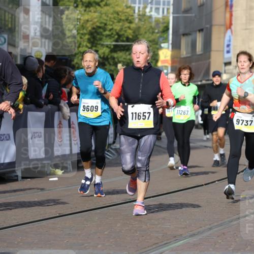 05.10.2025 - 20. swb-Marathon Bremen Strokosch-Dieckow http://msf.ph/oto/9247567 05.10.2025 10:59:28 Ziel 9609, 9737, 10391, 10809, 11251, 11657, 11728 meine-sportfotos.de