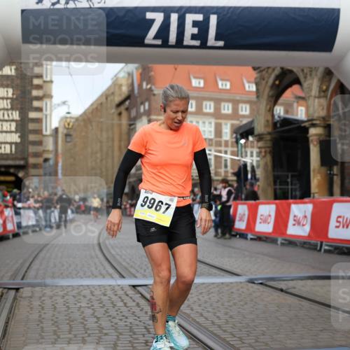 05.10.2025 - 20. swb-Marathon Bremen Yannick Fuchs http://msf.ph/oto/9247589 05.10.2025 10:43:31 Ziel 9967 meine-sportfotos.de
