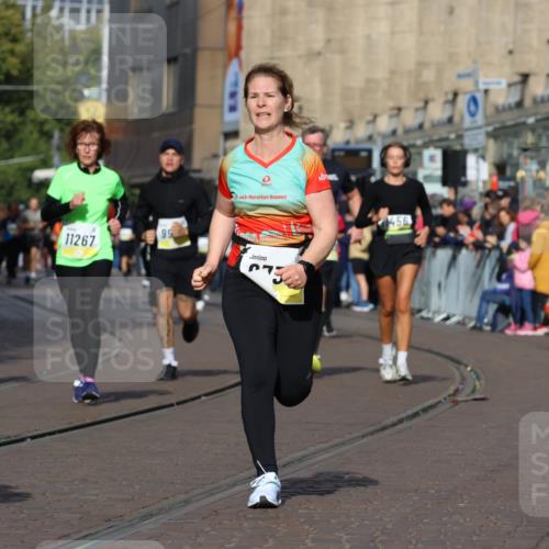 05.10.2025 - 20. swb-Marathon Bremen Strokosch-Dieckow http://msf.ph/oto/9247644 05.10.2025 10:59:30 Ziel 9609, 9737, 9991, 10209, 10391, 10760, 10809, 11251, 11267, 11456, 11657, 11728 meine-sportfotos.de