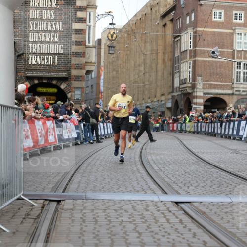 05.10.2025 - 20. swb-Marathon Bremen Yannick Fuchs http://msf.ph/oto/9247651 05.10.2025 10:43:39 Ziel 9545, 10304 meine-sportfotos.de