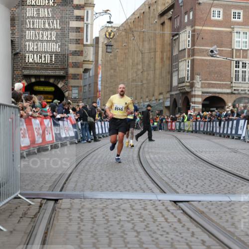 05.10.2025 - 20. swb-Marathon Bremen Yannick Fuchs http://msf.ph/oto/9247669 05.10.2025 10:43:39 Ziel 9545, 10304 meine-sportfotos.de