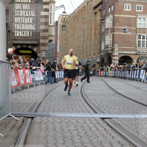05.10.2025 - 20. swb-Marathon Bremen Yannick Fuchs http://msf.ph/oto/9247682 05.10.2025 10:43:39 Ziel 9545, 10304 meine-sportfotos.de
