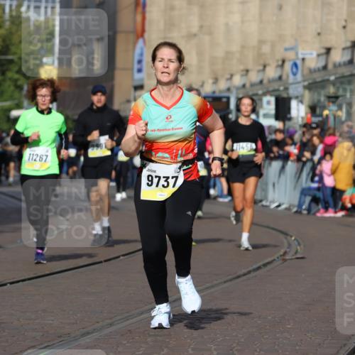 05.10.2025 - 20. swb-Marathon Bremen Strokosch-Dieckow http://msf.ph/oto/9247691 05.10.2025 10:59:30 Ziel 9609, 9737, 9991, 10209, 10391, 10760, 10809, 11251, 11267, 11456, 11657, 11728 meine-sportfotos.de