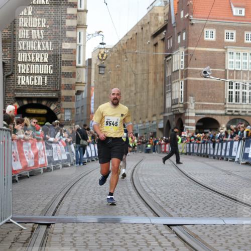 05.10.2025 - 20. swb-Marathon Bremen Yannick Fuchs http://msf.ph/oto/9247695 05.10.2025 10:43:40 Ziel 9545, 10304 meine-sportfotos.de