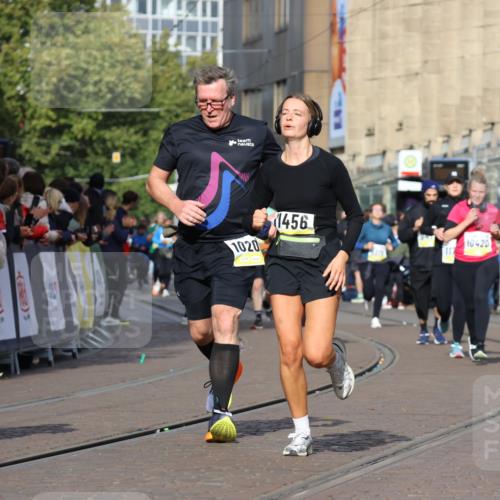 05.10.2025 - 20. swb-Marathon Bremen Strokosch-Dieckow http://msf.ph/oto/9247730 05.10.2025 10:59:34 Ziel 9609, 9737, 9991, 10209, 10760, 10809, 11251, 11267, 11456, 11657 meine-sportfotos.de