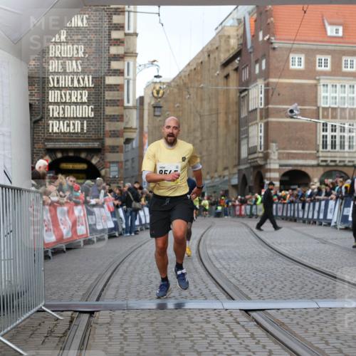 05.10.2025 - 20. swb-Marathon Bremen Yannick Fuchs http://msf.ph/oto/9247733 05.10.2025 10:43:40 Ziel 9545, 10304 meine-sportfotos.de