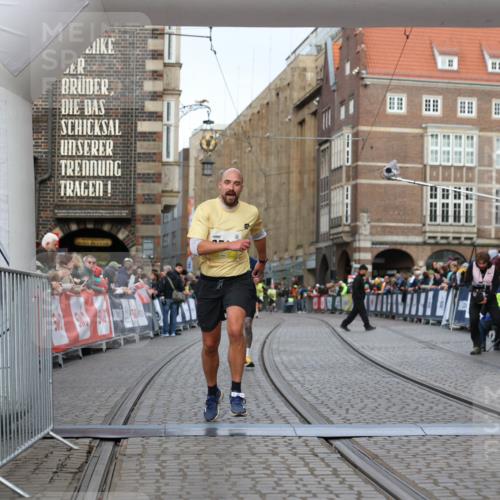 05.10.2025 - 20. swb-Marathon Bremen Yannick Fuchs http://msf.ph/oto/9247742 05.10.2025 10:43:41 Ziel 9545, 10304 meine-sportfotos.de
