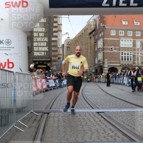 05.10.2025 - 20. swb-Marathon Bremen Yannick Fuchs http://msf.ph/oto/9247760 05.10.2025 10:43:41 Ziel 9545, 10304 meine-sportfotos.de