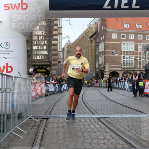 05.10.2025 - 20. swb-Marathon Bremen Yannick Fuchs http://msf.ph/oto/9247771 05.10.2025 10:43:41 Ziel 9545, 10304 meine-sportfotos.de