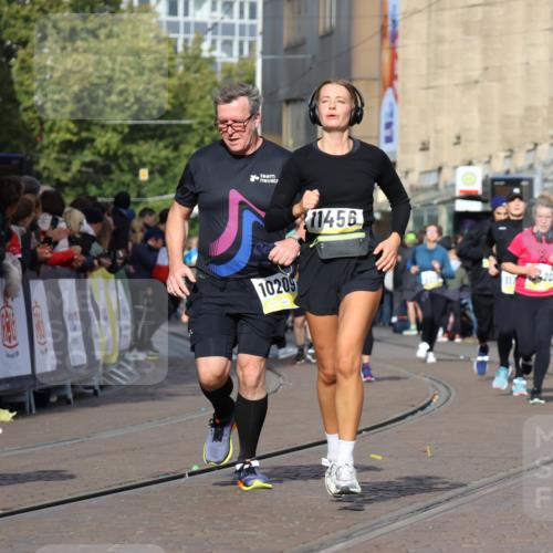 05.10.2025 - 20. swb-Marathon Bremen Strokosch-Dieckow http://msf.ph/oto/9247772 05.10.2025 10:59:34 Ziel 9609, 9737, 9991, 10209, 10760, 10809, 11251, 11267, 11456, 11657 meine-sportfotos.de
