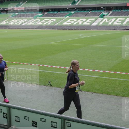 05.10.2025 - 20. swb-Marathon Bremen Michael Burmester http://msf.ph/oto/9247778 05.10.2025 10:38:50 Laufen im Stadion 7788, 8123, 8574, 9182, 9184, 9229, 9235, 9269, 9300, 9322, 9324, 9331, 9335, 9379, 9394, 9398, 9409, 9432, 9498, 9628, 9647, 9660, 9684, 9707, 9750, 9752, 9771, 9782, 9846, 9850, 9890, 9915, 9927, 9940, 9978, 9998, 10033, 10106, 10142, 10167, 10205, 10213, 10255, 10258, 10297, 10404, 10405, 10439, 10446, 10478, 10483, 10498, 10511, 10529, 10530, 10551, 10623, 10678, 10734, 10803, 10804, 10825, 10853, 9189, 9210, 9468, 9486, 9813, 9858, 10056, 10098 meine-sportfotos.de