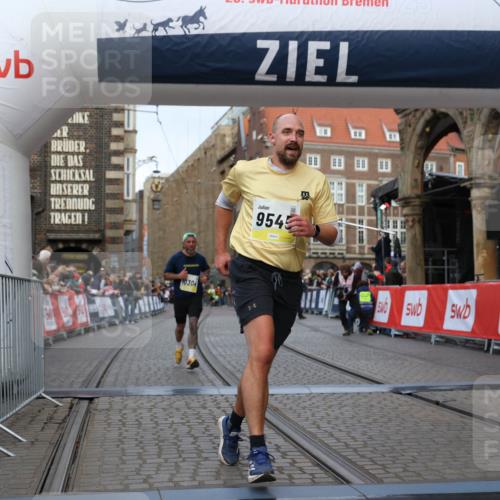 05.10.2025 - 20. swb-Marathon Bremen Yannick Fuchs http://msf.ph/oto/9247813 05.10.2025 10:43:42 Ziel 9545, 10304 meine-sportfotos.de