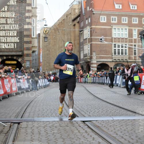 05.10.2025 - 20. swb-Marathon Bremen Yannick Fuchs http://msf.ph/oto/9247850 05.10.2025 10:43:42 Ziel 9545, 10304 meine-sportfotos.de
