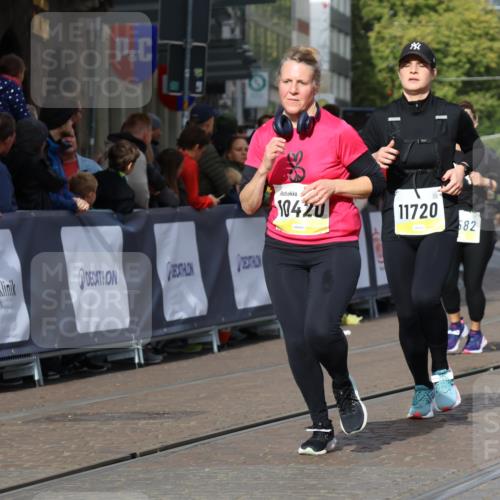 05.10.2025 - 20. swb-Marathon Bremen Strokosch-Dieckow http://msf.ph/oto/9247871 05.10.2025 10:59:41 Ziel 9473, 9991, 10420, 11267, 11456, 11582, 11720 meine-sportfotos.de
