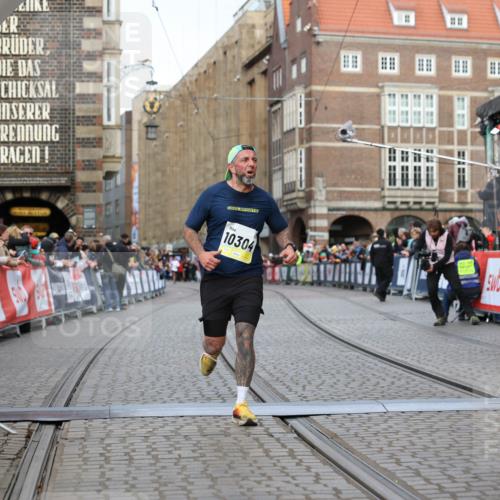 05.10.2025 - 20. swb-Marathon Bremen Yannick Fuchs http://msf.ph/oto/9247872 05.10.2025 10:43:43 Ziel 9545, 10304 meine-sportfotos.de