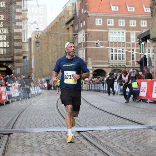 05.10.2025 - 20. swb-Marathon Bremen Yannick Fuchs http://msf.ph/oto/9247881 05.10.2025 10:43:43 Ziel 9545, 10304 meine-sportfotos.de