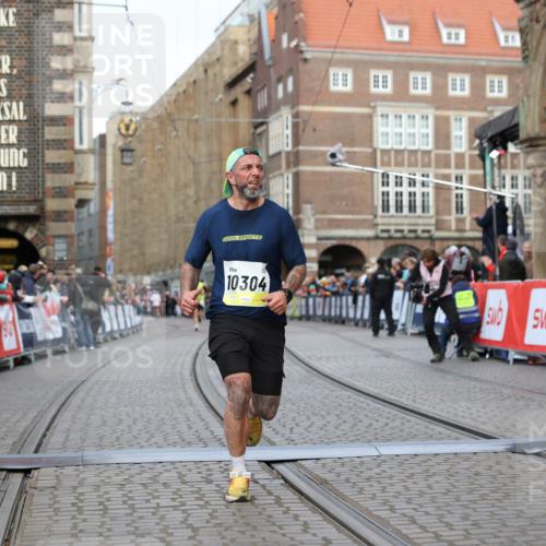 05.10.2025 - 20. swb-Marathon Bremen Yannick Fuchs http://msf.ph/oto/9247891 05.10.2025 10:43:43 Ziel 9545, 10304 meine-sportfotos.de