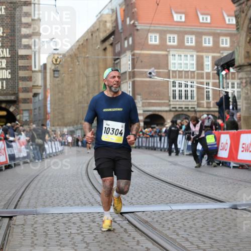 05.10.2025 - 20. swb-Marathon Bremen Yannick Fuchs http://msf.ph/oto/9247904 05.10.2025 10:43:43 Ziel 9545, 10304 meine-sportfotos.de