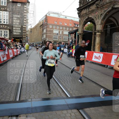 05.10.2025 - 20. swb-Marathon Bremen Yannick Fuchs http://msf.ph/oto/9247909 05.10.2025 10:52:39 Ziel 8888, 9172, 9439, 9903, 10241, 10327, 10388, 10608, 11283, 11387, 11413, 11528 meine-sportfotos.de