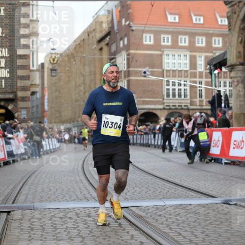 05.10.2025 - 20. swb-Marathon Bremen Yannick Fuchs http://msf.ph/oto/9247911 05.10.2025 10:43:43 Ziel 9545, 10304 meine-sportfotos.de