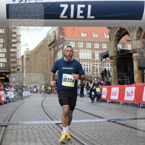 05.10.2025 - 20. swb-Marathon Bremen Yannick Fuchs http://msf.ph/oto/9247921 05.10.2025 10:43:43 Ziel 9545, 10304 meine-sportfotos.de