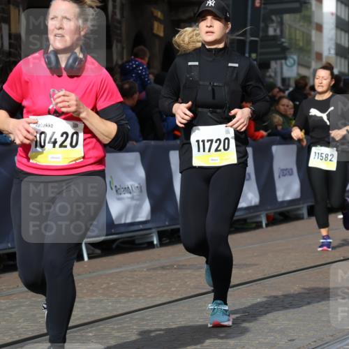 05.10.2025 - 20. swb-Marathon Bremen Strokosch-Dieckow http://msf.ph/oto/9247927 05.10.2025 10:59:43 Ziel 9378, 9473, 9673, 10420, 11582, 11720 meine-sportfotos.de