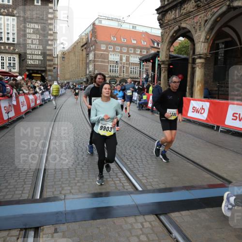 05.10.2025 - 20. swb-Marathon Bremen Yannick Fuchs http://msf.ph/oto/9247928 05.10.2025 10:52:39 Ziel 8888, 9172, 9439, 9903, 10241, 10327, 10388, 10608, 11283, 11387, 11413, 11528 meine-sportfotos.de