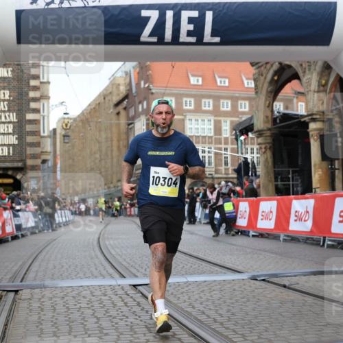 05.10.2025 - 20. swb-Marathon Bremen Yannick Fuchs http://msf.ph/oto/9247934 05.10.2025 10:43:44 Ziel 9545, 10304 meine-sportfotos.de