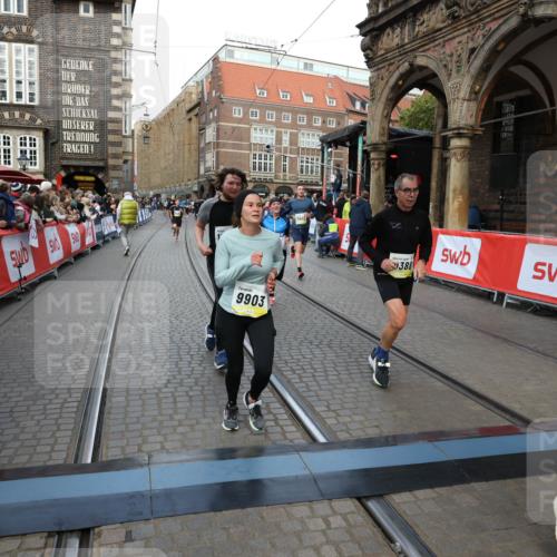 05.10.2025 - 20. swb-Marathon Bremen Yannick Fuchs http://msf.ph/oto/9247941 05.10.2025 10:52:39 Ziel 8888, 9172, 9439, 9903, 10241, 10327, 10388, 10608, 11283, 11387, 11413, 11528 meine-sportfotos.de