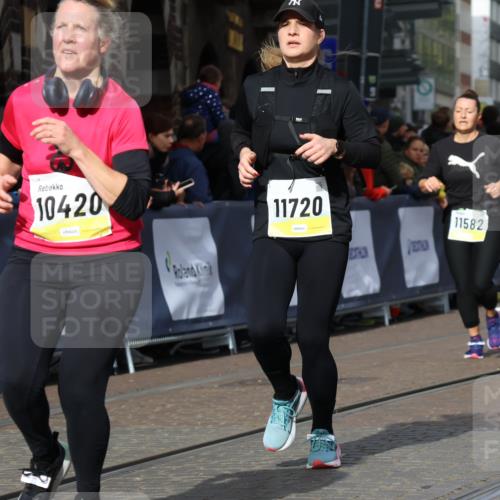 05.10.2025 - 20. swb-Marathon Bremen Strokosch-Dieckow http://msf.ph/oto/9247946 05.10.2025 10:59:43 Ziel 9378, 9473, 9673, 10420, 11582, 11720 meine-sportfotos.de