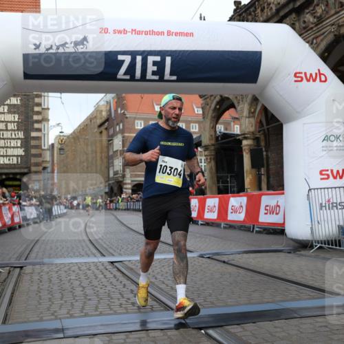 05.10.2025 - 20. swb-Marathon Bremen Yannick Fuchs http://msf.ph/oto/9247951 05.10.2025 10:43:44 Ziel 9545, 10304 meine-sportfotos.de