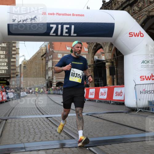 05.10.2025 - 20. swb-Marathon Bremen Yannick Fuchs http://msf.ph/oto/9247961 05.10.2025 10:43:44 Ziel 9545, 10304 meine-sportfotos.de