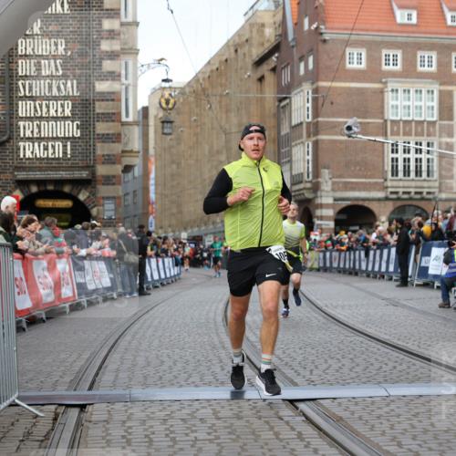 05.10.2025 - 20. swb-Marathon Bremen Yannick Fuchs http://msf.ph/oto/9247969 05.10.2025 10:43:52 Ziel 9270, 10559 meine-sportfotos.de