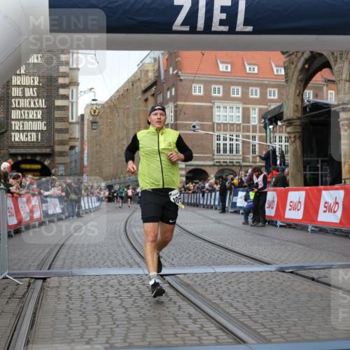 05.10.2025 - 20. swb-Marathon Bremen Yannick Fuchs http://msf.ph/oto/9247995 05.10.2025 10:43:52 Ziel 9270, 10559 meine-sportfotos.de
