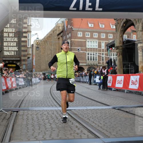 05.10.2025 - 20. swb-Marathon Bremen Yannick Fuchs http://msf.ph/oto/9248017 05.10.2025 10:43:52 Ziel 9270, 10559 meine-sportfotos.de
