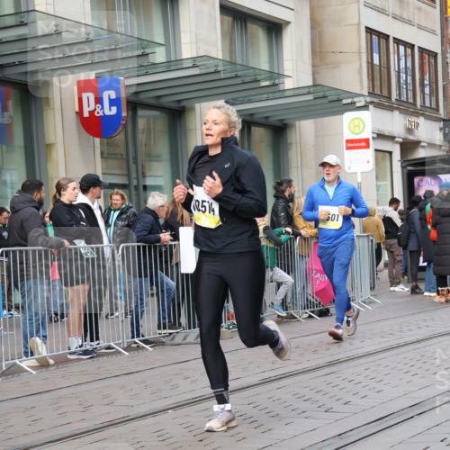 05.10.2025 - 20. swb-Marathon Bremen Strokosch-Dieckow http://msf.ph/oto/9248137 05.10.2025 10:52:34 Ziel 9187, 9214, 9284, 9501, 9517, 9581, 9650, 9830, 9918, 9985, 10064, 10128, 10308, 10309, 10514, 10539, 10779, 10833, 10955, 10997, 11012, 11259, 11382, 11398, 11411, 11417, 11450, 11587, 11722, 9187, 9214, 9284, 9501, 9517, 9581, 9650, 9830, 9918, 9985, 10064, 10128, 10308, 10309, 10514, 10539, 10779, 10833, 10955, 10997, 11012, 11382, 11398, 11417, 11450, 11587, 11722 meine-sportfotos.de